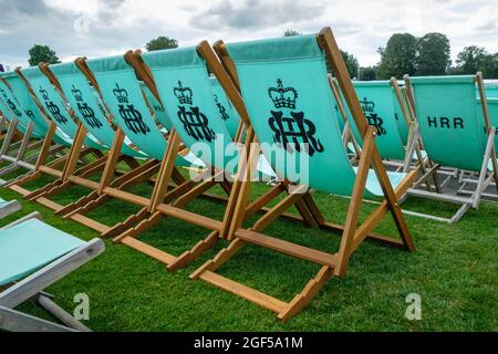 Traditionelle Holzterrassenstühle in der Stewards Enclosure in der Henley Royal Regatta 2021 an der Themse Stockfoto