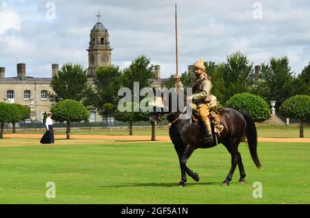 Punjabi Lancer aus dem Ersten Weltkrieg in Uniform auf Pferd mit Frau im historischen Kostüm. Stockfoto