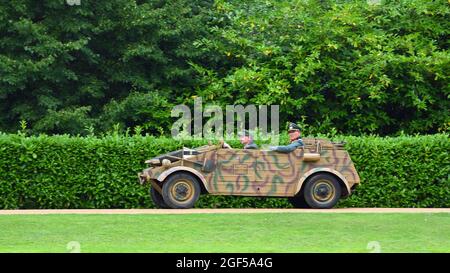 Weltkrieg 2 Deutscher Volkswagen Kubelwagen Fahrzeug mit Fahrer und Beifahrer in deutscher Uniform. Stockfoto