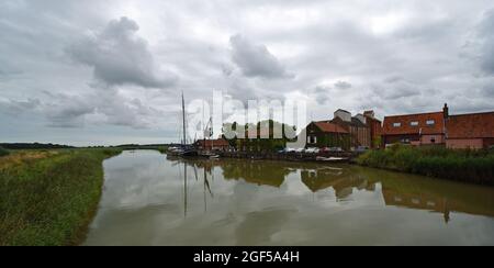 Snape Maltings und der Fluss Alde Suffolk an einem bewölkten Tag. Stockfoto