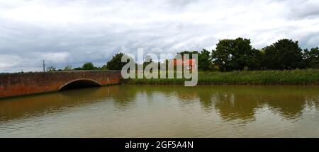 Brücke über den Fluss Alde bei Snape mit Schilf und Hütte Stockfoto