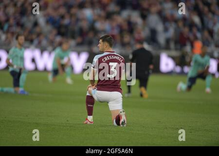 London, Großbritannien. August 2021. 23. August London Stadium, Stratford London. Die Spieler knien vor dem Spiel der West Ham gegen Leicester City Premier League im London Stadium. Quelle: MARTIN DALTON/Alamy Live News Stockfoto