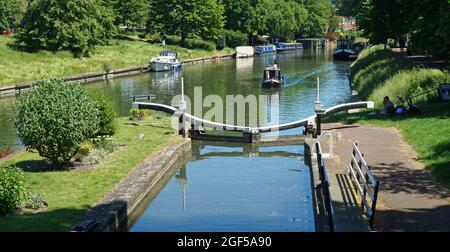 Schleuse und Schmalboot auf dem Fluss Cam in Cambridge Stockfoto