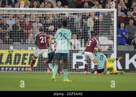 London, Großbritannien. August 2021. 23. August The London Stadium, Stratford LondonGOAL Youri Tielemans aus Leicester City zieht beim Spiel der West Ham gegen Leicester City Premier League im London Stadium ein Tor auf 2-1 zurück. Quelle: MARTIN DALTON/Alamy Live News Stockfoto