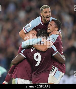 London, Großbritannien. August 2021. 23. August London Stadium, Stratford London. West Ham feiert das 4. Tor, das Michail Antonio während des Spiels der West Ham gegen Leicester City Premier League im London Stadium erzielt hat. Quelle: MARTIN DALTON/Alamy Live News Stockfoto