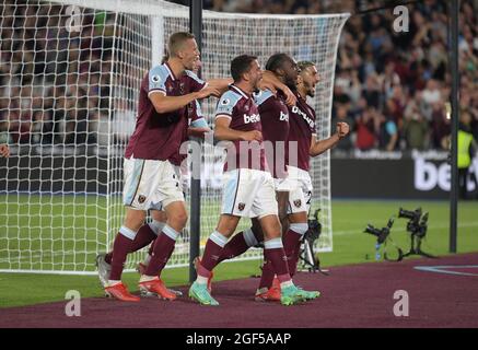 London, Großbritannien. August 2021. 23. August London Stadium, Stratford London. West Ham feiert das 4. Tor, das Michail Antonio während des Spiels der West Ham gegen Leicester City Premier League im London Stadium erzielt hat. Quelle: MARTIN DALTON/Alamy Live News Stockfoto