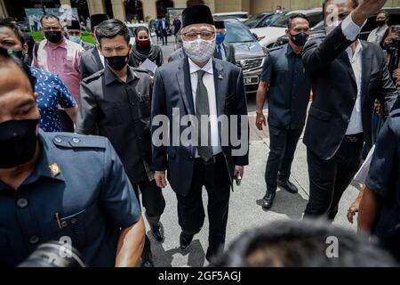 Kuala Lumpur, Malaysia. August 2021. Mehrere Sicherheitsbeamte begleiteten den 9. Malaysischen Premierminister-Kandidaten Datuk Seri Ismail Sabri Yaakob (c), als er das Gebäude der UMNO vor einer Sondersitzung mit dem Yang di-Pertuan Agong, Al-Sultan Abdullah Ri'ayatuddin Al-Mustafa Billah Shah in Kuala Lumpur verlässt. (Foto von Syaiful Redzuan/SOPA Images/Sipa USA) Quelle: SIPA USA/Alamy Live News Stockfoto