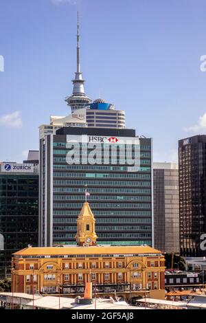 HSBC Bank Building und historisches Downtown Ferry Building im Stadtzentrum von Auckland Sky Tower im Hintergrund Vertikale Rahmung in Neuseeland, Stockfoto