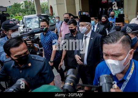 Kuala Lumpur, Malaysia. August 2021. Mehrere Sicherheitsbeamte begleiteten den 9. Malaysischen Premierminister-Kandidaten Datuk Seri Ismail Sabri Yaakob (c), als er das Gebäude der UMNO vor einer Sondersitzung mit dem Yang di-Pertuan Agong, Al-Sultan Abdullah Ri'ayatuddin Al-Mustafa Billah Shah in Kuala Lumpur verlässt. (Foto von Syaiful Redzuan/SOPA Images/Sipa USA) Quelle: SIPA USA/Alamy Live News Stockfoto