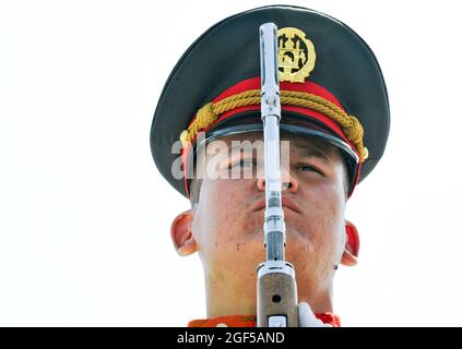 KABUL, Afghanistan (19 August 2018) - Ein afghanischer Streitkräfte Ehrengarde Mitglied nimmt in einem Afghanistan Independence Day Zeremonie in Kabul, Afghanistan, Nov. 19, 2018. (U.s. Air Force Foto von Tech. Sgt. Sharida Jackson) Stockfoto