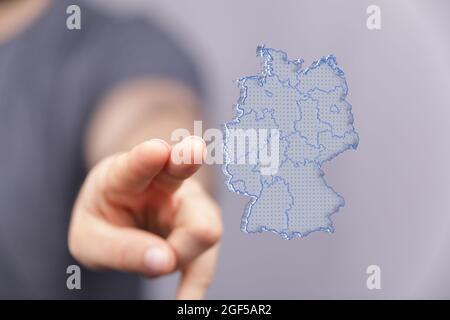 Person, die das 3D-Rendering der Karte von Deutschland aus Dreiecken präsentiert Stockfoto