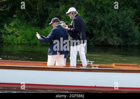 Zeitnehmer auf den Bahnschiedsrennen folgen einem Rennen bei der Henley Royal Regatta 2021 auf der Themse Stockfoto