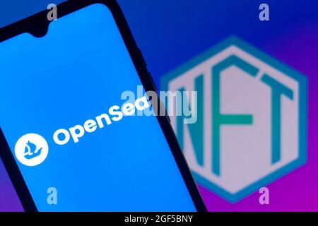 Brasilien. August 2021. In dieser Abbildung ist das OpenSea-Logo auf einem Smartphone mit dem NFT-Logo (Non-fungible Token) im Hintergrund zu sehen. (Bild: © Rafael Henrique/SOPA Images via ZUMA Press Wire) Stockfoto