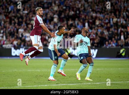 West Ham United sagte, dass Benrahma (links) während des Premier League-Spiels im Londoner Stadion das zweite Tor ihrer Seite erzielt. Bilddatum: Montag, 23. August 2021. Stockfoto