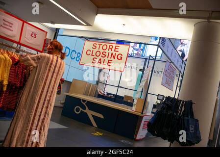 Verkaufsschild und Kunde im FLAGSHIP-Store der GAP London Oxford Street in der Nähe der Bond Street - 17. August 2021 - Verkaufsabschluss Stockfoto