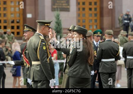 Nicht exklusiv: KIEW, UKRAINE - 22. AUGUST 2021 - Soldaten werden während der Generalprobe der Parade zum 30. Jahrestag der Unabhängigen abgebildet Stockfoto