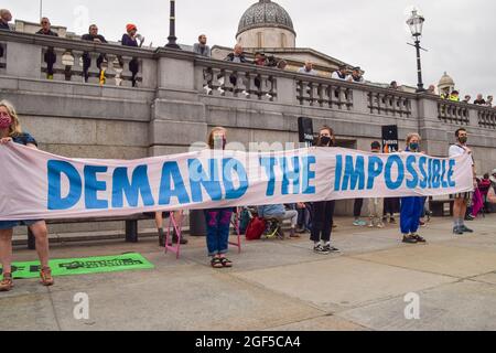 London, Großbritannien. August 2021. Extinction Rebellion Protestierende am Trafalgar Square zu Beginn ihrer zweiwöchigen Kampagne Impossible Rebellion. (Kredit: Vuk Valcic / Alamy Live News) Stockfoto