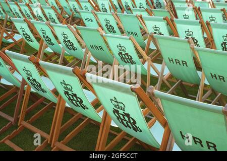 Traditionelle Holzterrassenstühle in der Stewards Enclosure in der Henley Royal Regatta 2021 an der Themse Stockfoto