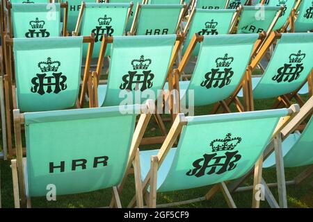 Traditionelle Holzterrassenstühle in der Stewards Enclosure in der Henley Royal Regatta 2021 an der Themse Stockfoto