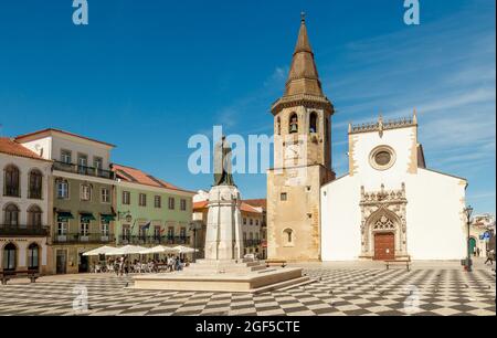 Tomar, Portugal - 3. Juni 2021: Blick auf Praça da República in Tomar, Portugal, mit der Kirche São João Baptista im Hintergrund. Stockfoto