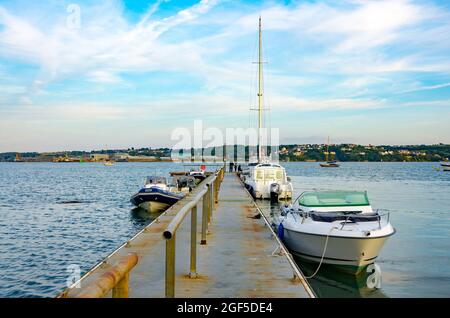Boote vertäuten auf dem Ponton in Hazelbeach, Milford Haven in Pembrokeshire, Wales. Stockfoto
