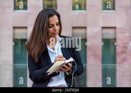 Kaukasische Geschäftsfrau mit Notebook in der Stadt Stockfoto