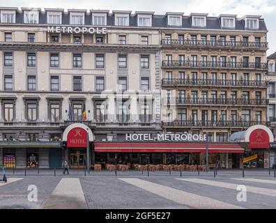 Brüssel, Belgien - 31. Juli 2021: Fassade des Hotel Metropole am Place de Brouckère. Roter Markisengürtel mit goldenen Buchstaben und Fahnen. Stühle und Ta Stockfoto