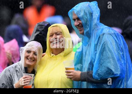 SEDGEFIELD, GROSSBRITANNIEN. AUGUST. Kagools waren die Mode, da Regen die Stimmung der Musikliebhaber während des Hardwick Live-Events in Sedgefield, County Durham am Samstag, den 22. August 2021 nicht dämpfte (Quelle: Tom Collins | MI News) Quelle: MI News & Sport /Alamy Live News Stockfoto