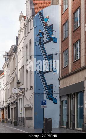 Brüssel, Belgien - 31. Juli 2021: Das Wandgemälde von Tintin an der Seite des Hauses in der Rue de l'Etuve, Stoofstraat, zeigt den Helden und seine Freunde Bobby und The Stockfoto