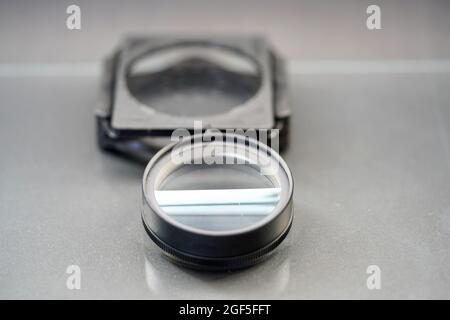 Nahaufnahme einer Lupe auf weißem Hintergrund Stockfoto