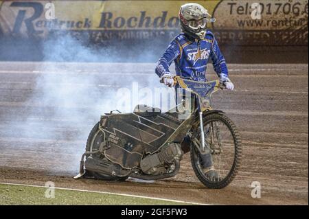 MANCHESTER, GROSSBRITANNIEN. 23. AUGUST Richard Lawson schiebt seinen Radbacken zurück an die Box, als sein Hinterreifen platzte und während des SGB Premiership-Spiels zwischen Belle Vue Aces und King's Lynn Stars am Montag, den 23. August 2021, im National Speedway Stadium in Manchester rauchte. (Kredit: Ian Charles | MI News) Kredit: MI News & Sport /Alamy Live News Stockfoto