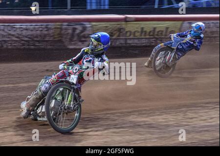 MANCHESTER, GROSSBRITANNIEN. 23. AUGUST Charles Wright (Blau) führt Thomas Jorgensen (Weiß) während des SGB Premiership-Spiels zwischen Belle Vue Aces und King's Lynn Stars am Montag, den 23. August 2021, im National Speedway Stadium in Manchester an. (Kredit: Ian Charles | MI News) Kredit: MI News & Sport /Alamy Live News Stockfoto