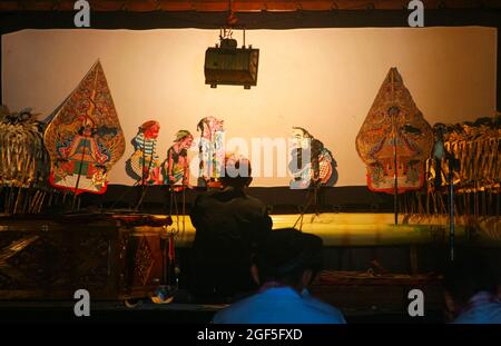 Schattenpuppenshow aus der Bekasi-Gegend, West-Java. In Indonesien gibt es mehrere Regionen, die Wayang kulit Art mit ihren eigenen Merkmalen haben. Stockfoto