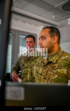 Die dem 721. Aerial Port Squadron zugewiesenen Flieger unterstützen die Operation Allies Refuge auf dem Luftwaffenstützpunkt Ramstein, Deutschland, 22. August 2021. Die 721. APS unterstützt die 521. AMOW-Missionen, indem sie die Bodenunterstützung und Fracht weltweit koordiniert Luftwaffe Foto von Senior Airman Jan K. Valle) Stockfoto