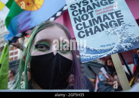 London, Großbritannien. August 2021. Ein Protestler der Extinction Rebellion zeigt während des Protestes ein Plakat.Extinction Rebellion startete seinen fünften Massenprotest in Zentral-London, um auf die Weltklimakrise aufmerksam zu machen. Kredit: SOPA Images Limited/Alamy Live Nachrichten Stockfoto