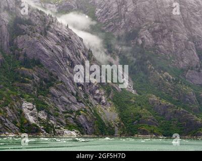 Steile, von Gletschern geschnitzte Klippen, Endicott Arm, Dawes Glacier, Alaska, USA Stockfoto