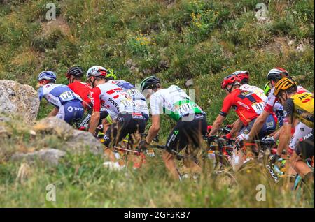 Col de Iseran, Frankreich - 26. Juli 2019: Das Hauptfeld klettert die Straße zum Col de Iseran während der Etappe 19 der Tour de France 2019. Stockfoto