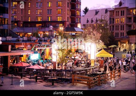 Der Longhorn Saloon, eine berühmte Whistler Bar, an einem warmen Sommerabend. Stockfoto