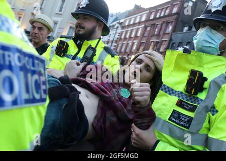 LONDON, ENGLAND - 23. AUGUST, Extinction Rebellion übernimmt Londons West End am ersten Tag einer zweiwöchigen geplanten Londoner Übernahme am Dienstag, dem 24. August 2021. (Kredit: Lucy North | MI News) Kredit: MI Nachrichten & Sport /Alamy Live News Stockfoto