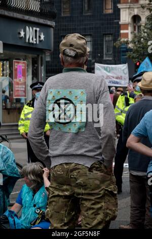 London, Vereinigtes Königreich, 21. August 2021:- EIN Protestler vor dem Extinction Rebellion Stockfoto