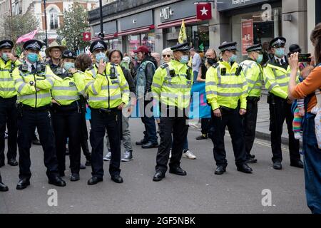 London, Großbritannien, 21. August 2021:- Polizeibeamte blockieren das Aussterben Rebellion-Protestler können sich dem Hauptprotestgebiet in Covent Garden anschließen Stockfoto