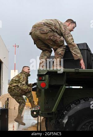 Airman 1st Class Christopher Botkin, links, Radio Frequency Airman, und Capt. Brian Lubasky, 1st Combat Communications Squadron, laden während der Operation Allies Refuge auf der Ramstein Air Base, Deutschland, 22. August 2021 Ladung auf einen LKW.Diese Ladung enthielt Kommunikationsausrüstung, die für die Unterstützung der Operation Allies Refuge unerlässlich war. (USA Air Force Foto von Senior Airman Caleb S. Kimmell via American Photoarchive/Alamy) Stockfoto