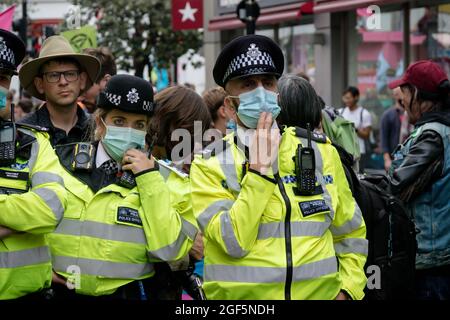 London, Großbritannien, 21. August 2021:- Polizeibeamte blockieren das Aussterben Rebellion-Protestler können sich dem Hauptprotestgebiet in Covent Garden anschließen Stockfoto