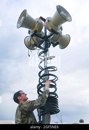 Airman 1st Class Isaac Peebles, 1st Combat Squadron Radio frequency Technician, passt die Verdrahtung des riesigen öffentlichen Sprachansagesystems während des Betriebs Allies Refuge auf dem Ramstein Air Base, Deutschland, 22. August 2021 an. Dieses PA-System kann bei Bedarf dazu verwendet werden, mit Evakuierten in ihrer Muttersprache zu sprechen. (USA Air Force Foto von Senior Airman Caleb S. Kimmell via American Photoarchive/Alamy) Stockfoto