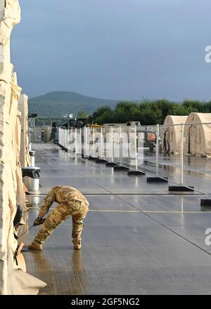 Der Senior Airman Joshua Stiltner, 37. Airlift Squadron Ladermeister, zieht während der Operation Allies Refuge auf dem Ramstein Air Base, Deutschland, am 22. August 2021, die Takelage für eine Kapsel fest. Diese Schoten können in weniger als 20 Minuten aufgesetzt werden und können bis zu 26 Personen beherbergen. (USA Air Force Foto von Senior Airman Caleb S. Kimmell via American Photoarchive/Alamy) Stockfoto