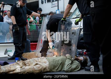 London, Großbritannien, 21. August 2021:- Spezialbeamte der Polizei verwenden Schneidausrüstung, um das Aussterben zu beseitigen Rebellion-Demonstranten aus einem Metallpip Stockfoto