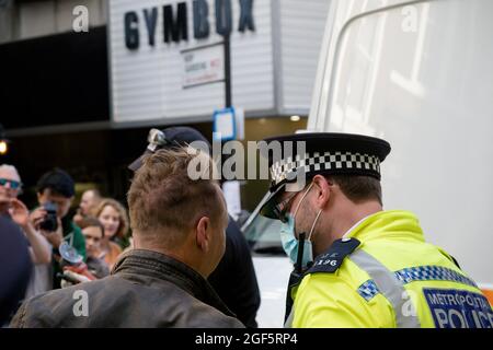 London, Vereinigtes Königreich, 21. August 2021:- ein Protestler des Aussterbens wird verhaftet, nachdem er unter einem Transporter im Zentrum von London entfernt wurde Stockfoto