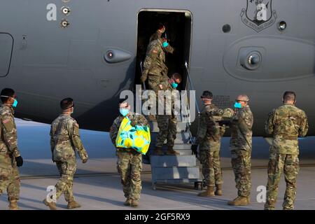 Soldaten, die der 2. Panzerbrigade, 1. Panzerdivision, zugewiesen wurden, entladen am frühen Samstagmorgen, dem 21. August 2021, in Fort Bliss, Texas, die Taschen des ersten Fluges vom internationalen Flughafen Kabul Hamid Karzai. Das Verteidigungsministerium stellt zur Unterstützung des Außenministeriums Transportmittel und provisorische Unterkünfte zur Verfügung, um die Operation Allies Refuge zu unterstützen. Diese Initiative geht auf das Engagement Amerikas für afghanische Bürger zurück, die den Vereinigten Staaten geholfen haben, und bietet ihnen wichtige Unterstützung an sicheren Orten außerhalb Afghanistans. (USA Foto der Armee von Maj. Steven Modugno) Stockfoto