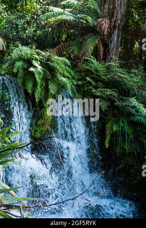 Wasserfälle und seidiger Flusslauf in den Bergen auf einem wunderschönen Fluss Stockfoto