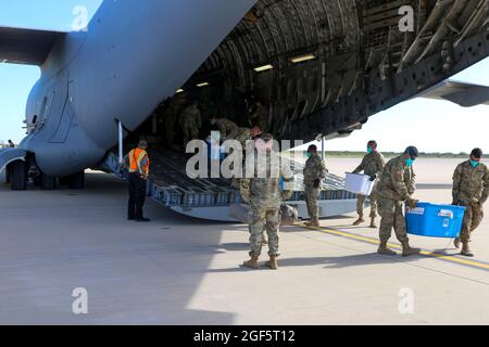 Soldaten, die der 2. Brigade, 1. Gepanzerte Division, zugewiesen wurden, entladen am Samstagmorgen im Fort Bliss, Texas, Lieferungen des amerikanischen Roten Kreuzes vom zweiten Flug vom Kabul Hamid Karzai International Airport 21. 2021 Das Verteidigungsministerium stellt zur Unterstützung des Außenministeriums Transportmittel und provisorische Unterkünfte zur Verfügung, um die Operation Allies Refuge zu unterstützen. Diese Initiative geht auf das Engagement Amerikas für afghanische Bürger zurück, die den Vereinigten Staaten geholfen haben, und bietet ihnen wichtige Unterstützung an sicheren Orten außerhalb Afghanistans. (USA Foto der Armee von Maj. Steven Modugno) Stockfoto